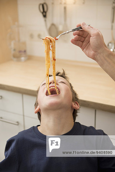 Menschlicher Vater Sohn Spaghetti füttern