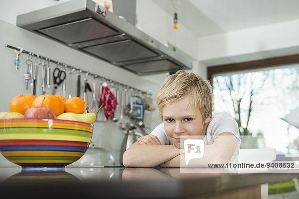Interior zu Hause Portrait lächeln Junge - Person Küche