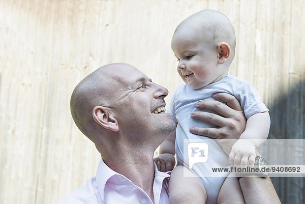 Fröhlichkeit Stolz lächeln Menschlicher Vater Sohn halten Baby