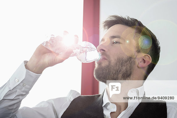 Wasser Geschäftsmann durstig jung trinken Mineral