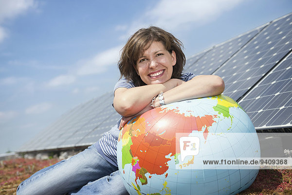 junge Frau junge Frauen Fröhlichkeit lächeln Luftballon Ballon Globus