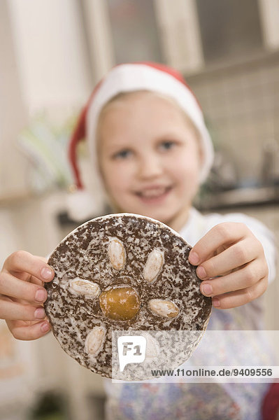 zeigen Portrait lächeln Lebkuchen Mädchen Keks