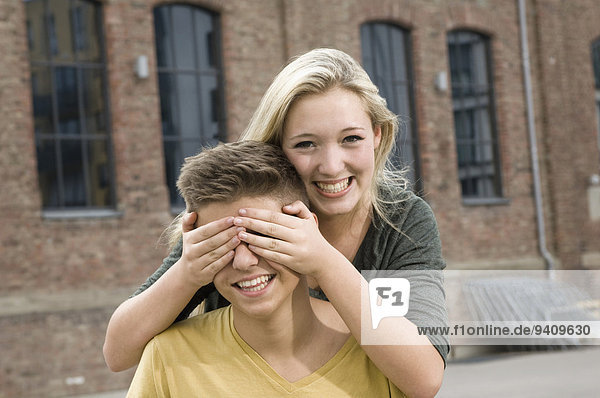 Portrait Jugendlicher lächeln Junge - Person bedecken Mädchen
