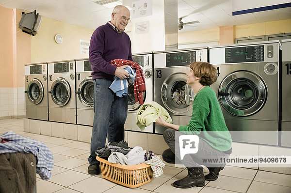 Senior Senioren junge Frau junge Frauen Mann Hilfe Wäsche