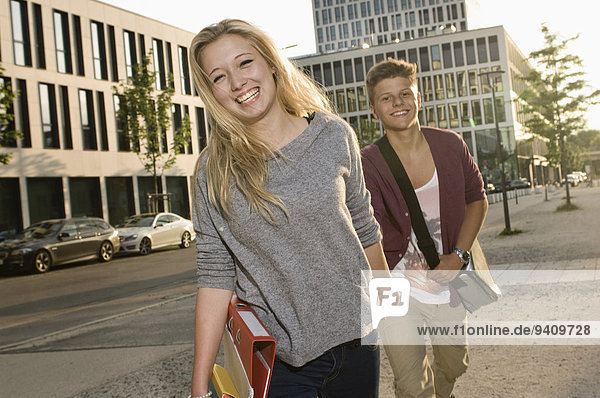 Portrait Jugendlicher lächeln ankommen Schule (Einrichtung)