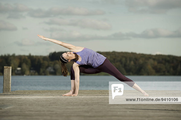 Frau üben Steg Yoga