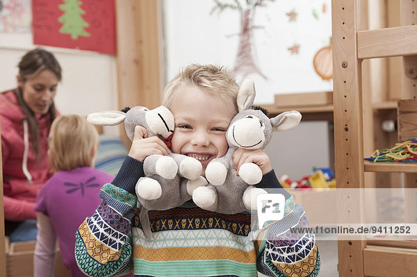 Kindergarten Portrait Junge - Person klein lächeln Spielzeug 2 Weichheit