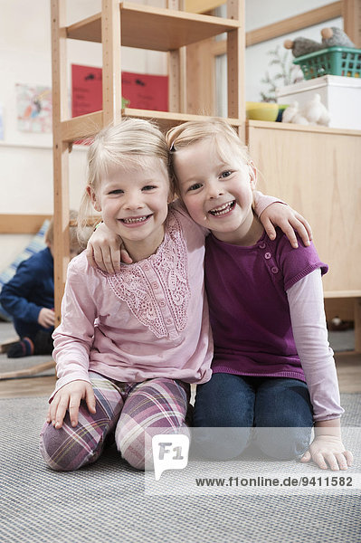 bester Freund beste Freunde sitzend Kindergarten lächeln klein Boden Fußboden Fußböden 2 Mädchen