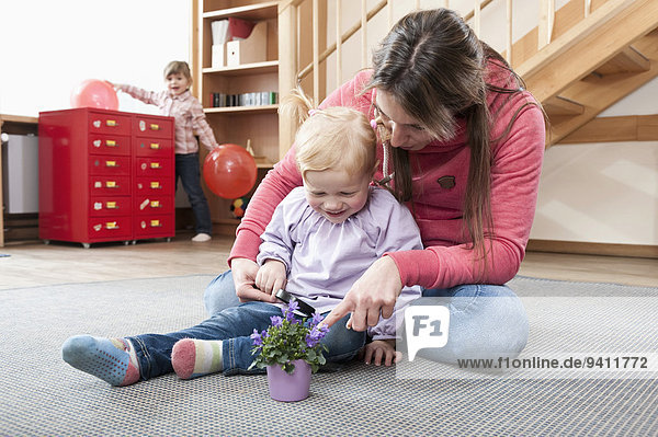 Kindergarten klein Lehrer Mädchen spielen