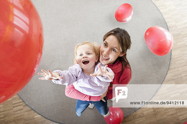Kindergarten klein Luftballon Ballon Lehrer rot Mädchen spielen