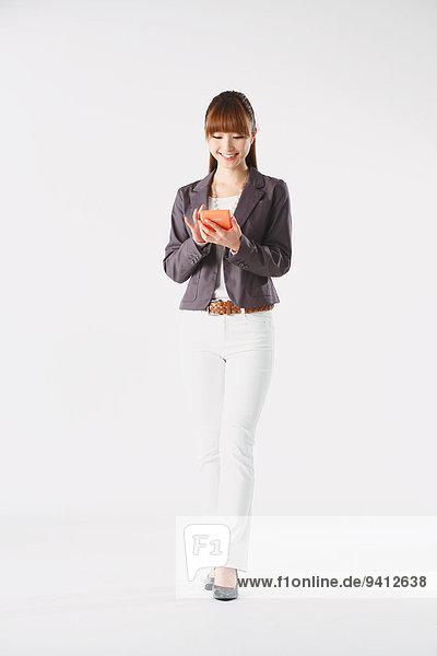Portrait Geschäftsfrau weiß Hintergrund jung Länge voll japanisch