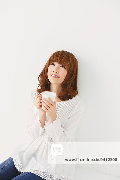 Portrait Frau weiß Hintergrund jung Länge Hälfte japanisch