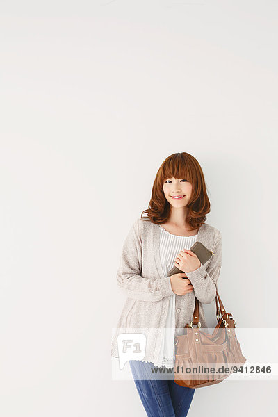 Portrait Frau weiß Hintergrund jung Länge voll japanisch