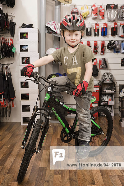 Junge - Person Fahrrad Rad Laden Helm