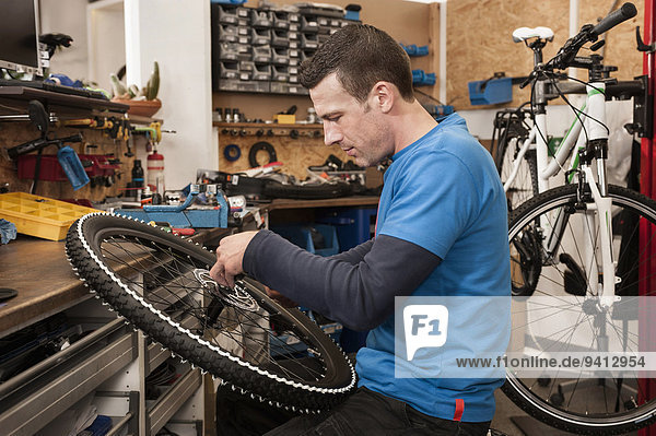 Mann Fahrrad Rad reparieren