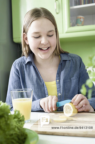 schneiden Küche Zitrusfrucht Zitrone Mädchen