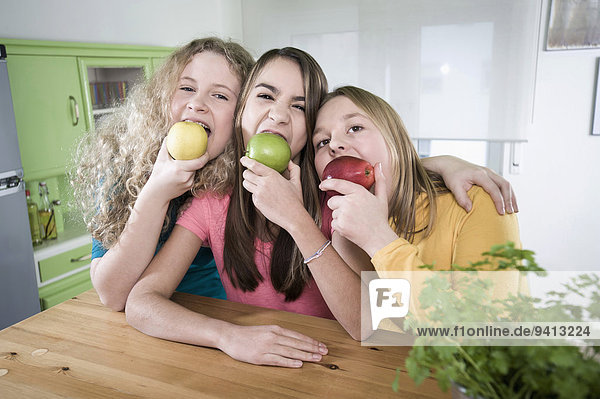 Küche Apfel Mädchen essen essend isst