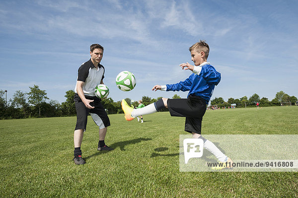unterrichten Hilfe Spiel jung Fußball