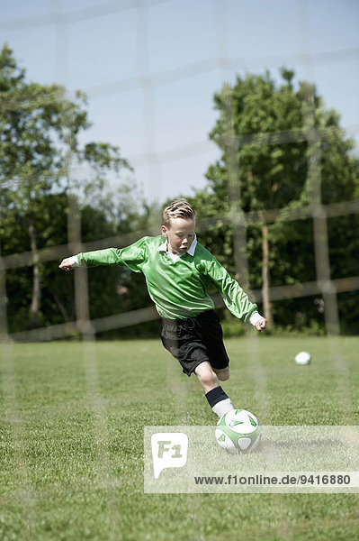 Junge - Person üben Fußball jung Bestrafung Ball Spielzeug Football