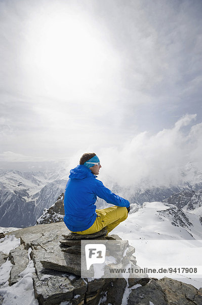 sitzend Berg Winter Mann Berggipfel Gipfel Spitze Spitzen Nachdenklichkeit