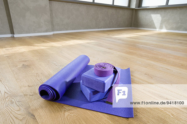 Stilleben still stills Stillleben Lifestyle Boden Fußboden Fußböden blau Yoga Studioaufnahme Gürtel