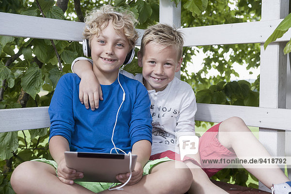 Baumhaus Computer Freundschaft Junge - Person jung Tablet PC