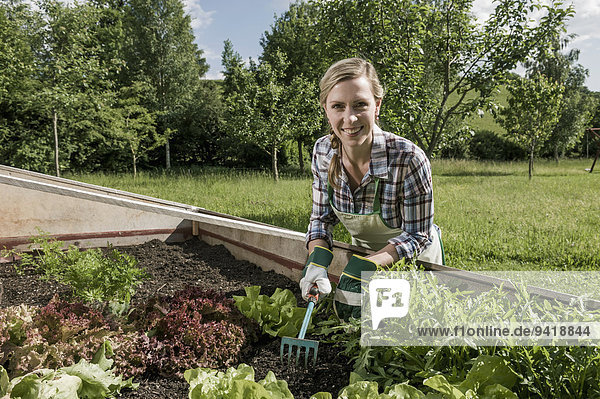 Frau arbeiten Gemüse Garten hacken