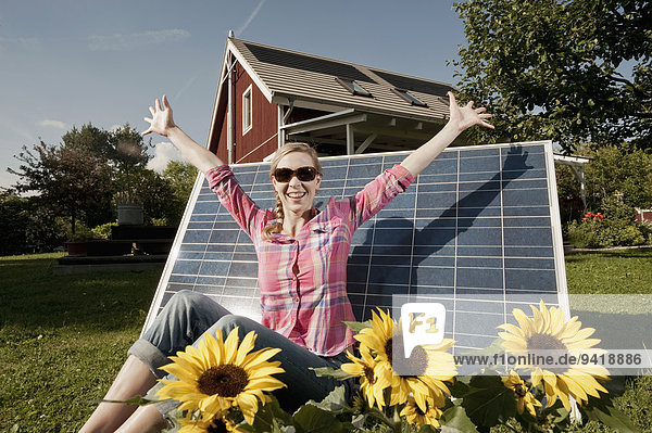 Frau Fröhlichkeit sonnenbaden sonnen Garten Sonnenkollektor Sonnenenergie Tisch