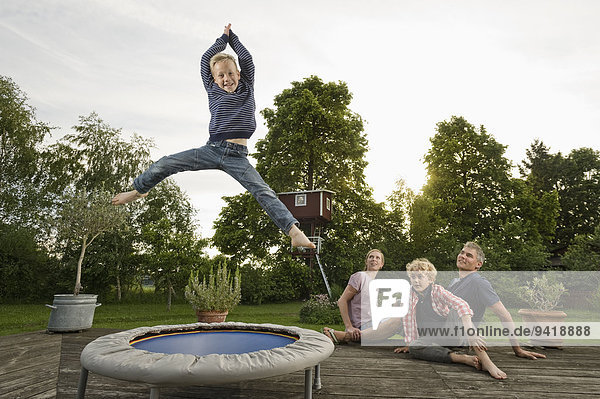 Junge - Person springen Garten jung Trampolin