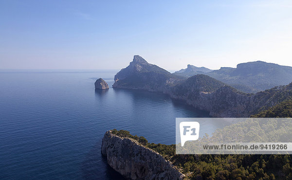 Ausblick vom Aussichtspunkt Mirador des Colomer auf das Cap de Formentor und die kleine Insel Colomer  Mallorca  Balearen  Spanien