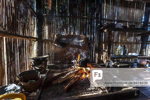 Wasserkessel auf offenem Feuer in einer Küche aus Bambus  Lahu Dorf  Provinz Mae Hong Song  Nordthailand  Thailand