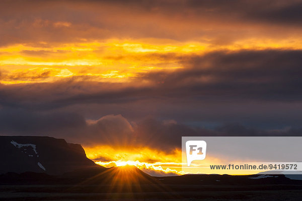 Sonne bricht durch die Wolken  Sonnenuntergang  Mývatn Gebiet  Norðurland eystra  Nord-Ost Island  Island