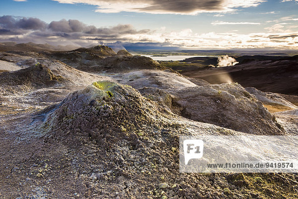 Solfataren  Fumarolen  Schlammtöpfe  Schlammtümpel  Schwefel und andere Mineralien  auf dem Gipfel des Berges Námafjall  Hochtemperaturgebiet Hverarönð  Norðurland eystra  Island