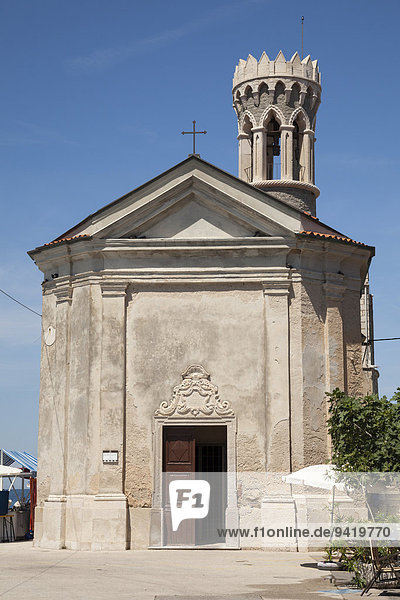 Kirche San Clemente oder Kirche Maria Gesundheit und Leuchtturm  Piran  Istrien  Slowenien