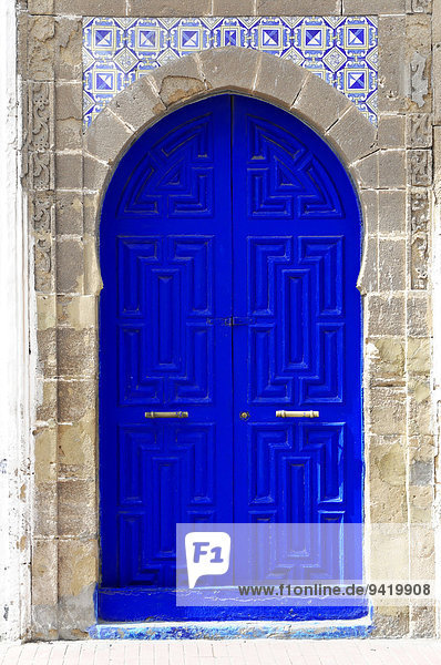 Blaue Haustür an einem Wohnhaus  Essaouira  Marokko