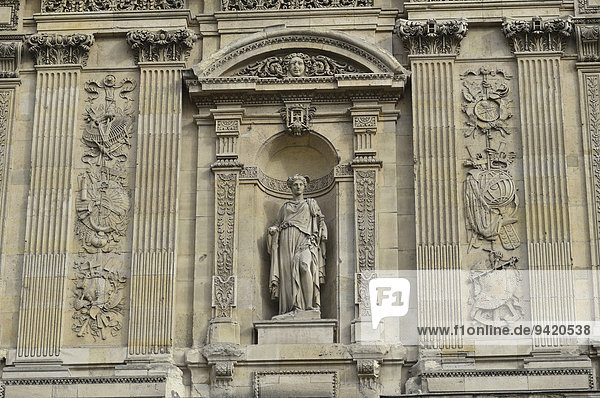 Detail der Fassade des Musée du Louvre  Paris  Frankreich