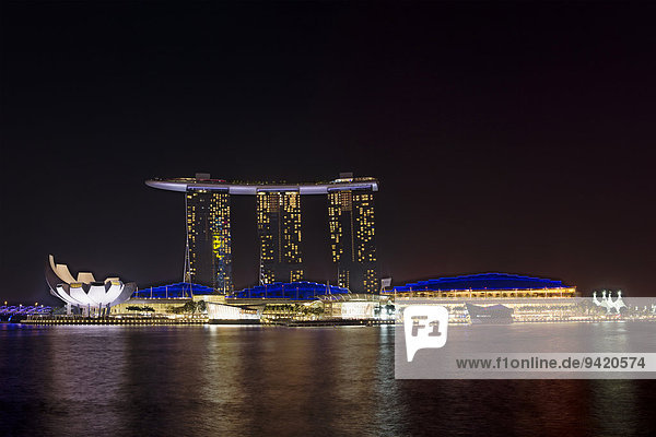 Marina Bay Sands Hotel und Science Museum  bei Nacht  Singapur