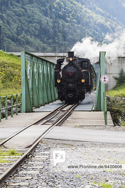 Bregenzerwaldbahn mit Dampflokomotive fährt über Stahlbrücke  Bregenzerwald  Vorarlberg  Österreich