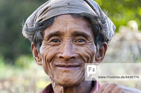 Älterer lächelnder Mann vom Bergstamm oder Bergvolk der Lahu  ethnische Minderheit  Portrait  Provinz Mae Hong Song  Nordthailand  Thailand