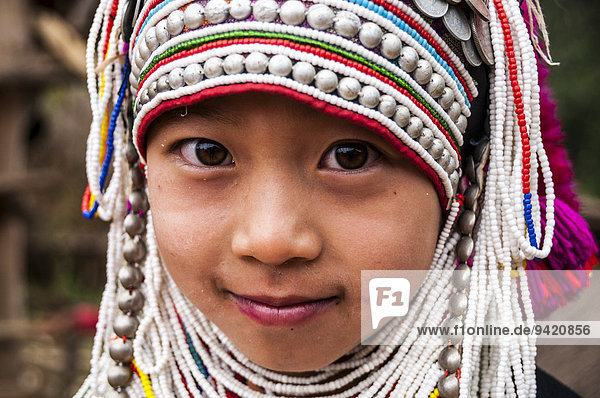 Traditionell gekleidetes Mädchen aus Akha  Bergstamm oder Bergvolk  ethnische Minderheit  Portrait  Provinz Chiang Rai  Nordthailand  Thailand