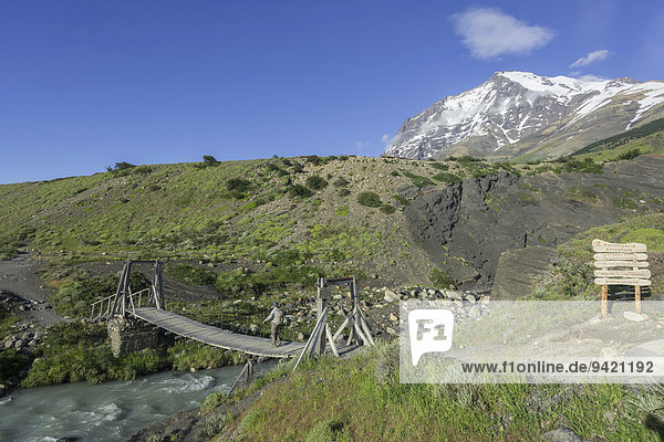 Hängebrücke und Monte Almirante Nieto  Torres del Paine Nationalpark  Región de Magallanes y de la Antártica Chilena  Chile