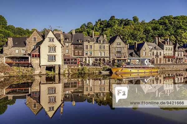 Malerischer  mittelalterlicher Hafen  Wasserspiegelung in der Rance  Rance-Mündung  Dinan  Bretagne  Frankreich