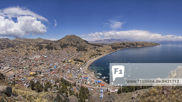 Die Stadt Copacabana mit Bucht  Titicacasee  Laz Paz  Bolivien