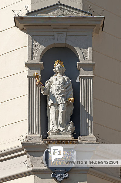 Skulptur der Misericordia  Göttin der Barmherzigkeit  am barocken Rathaus  Lüneburg  Niedersachsen  Deutschland