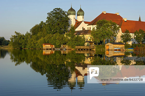 Benediktinerabtei Kloster Seeon mit Klosterkirche St. Lambert Klostersee Seeon-Seebruck Chiemgau Oberbayern Bayern Deutschland
