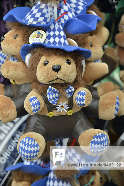 Teddybären in Tracht an einem Verkaufsstand Oktoberfest München Oberbayern Bayern Deutschland