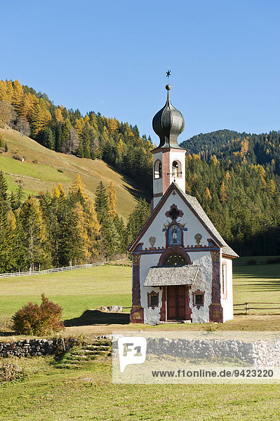 Johanneskapelle auf dem Ranuihof  St. Johann in Ranui  Barock  Geislerspitzen  Geislergruppe  Naturpark Puez-Geisler  Dolomiten  Villnöß  Funes  Villnößtal  Südtirol  Trentino-Südtirol  Italien
