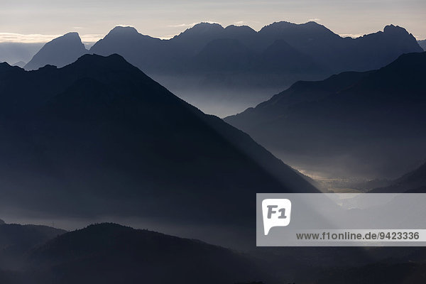 Blaue Stunde mit Berggipfeln  Mieminger Gebirge  Reutte  Außerfern  Tirol  Österreich