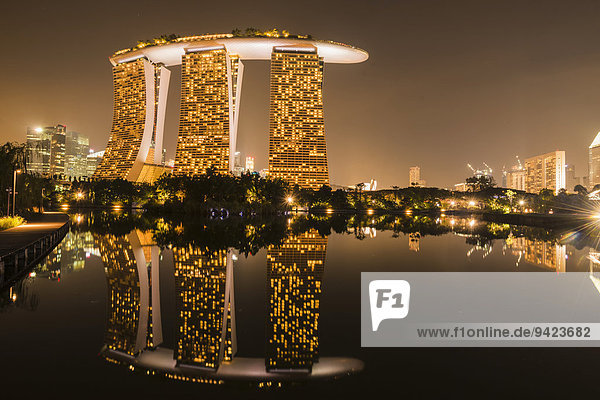 Marina Bay Sands Hotel  Wasserspiegelung  Singapur