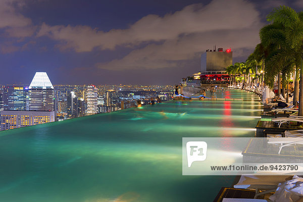 Innenstadt  Finanzviertel bei Nacht  vom Infinity-Pool der Marina Bay Sands aus  Singapur